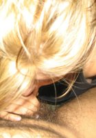 Блондинка в черной майке отсасывает член 6 фото