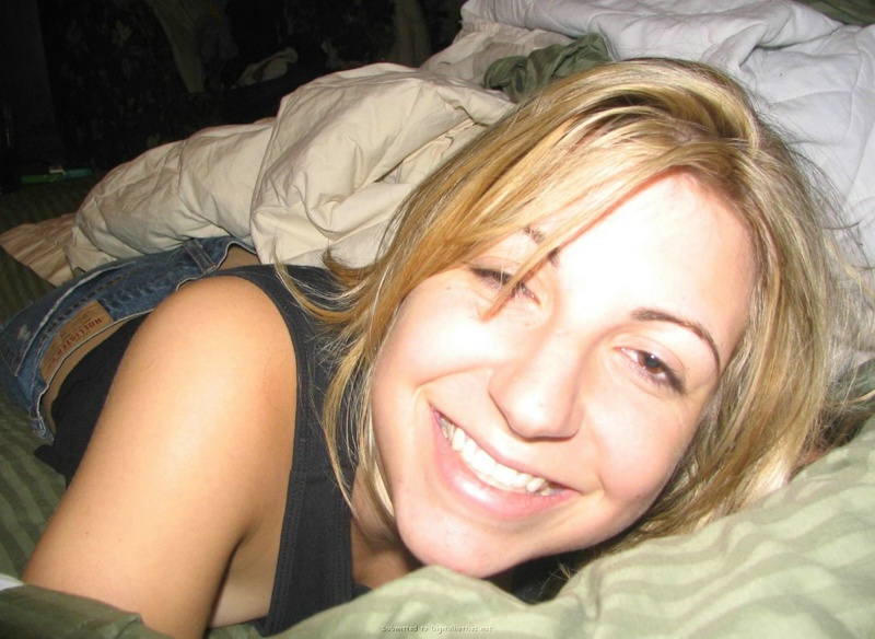 Блондинка в черной майке отсасывает член 1 фотография