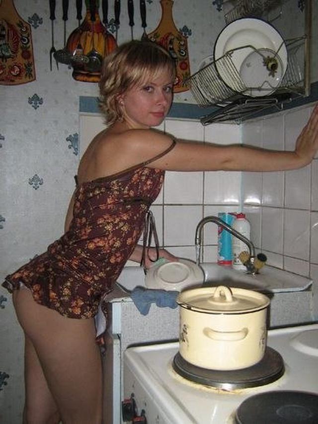 Стройные красотки позируют в гостях в обнаженном виде 6 фотография