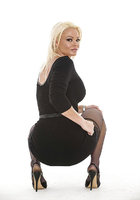 Рябая блондинка в чулках снимает пятнистое белье и показывает зад 4 фото