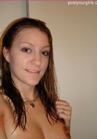 Мокрая бабенка запечатлевает на камеру голые сиськи сразу после душа 3 фото