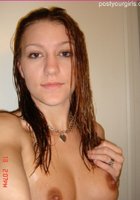 Мокрая бабенка запечатлевает на камеру голые сиськи сразу после душа 4 фото