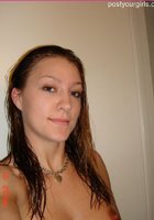 Мокрая бабенка запечатлевает на камеру голые сиськи сразу после душа 2 фото