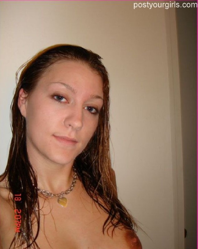 Мокрая бабенка запечатлевает на камеру голые сиськи сразу после душа 1 фотография