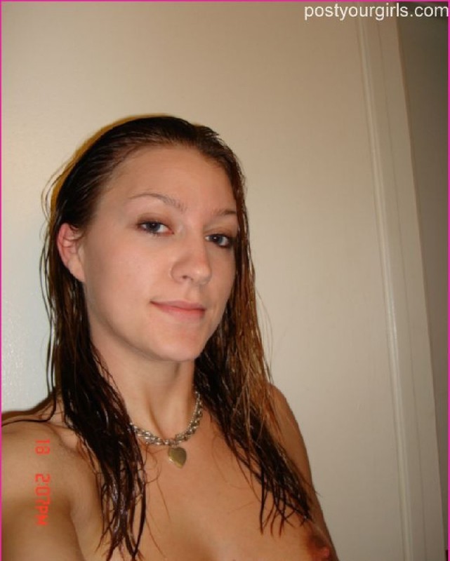 Мокрая бабенка запечатлевает на камеру голые сиськи сразу после душа 2 фотография