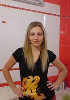 Молодая блондинка вертит перед камерой большой попой 1 фото