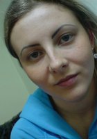 Молодая блондинка вертит перед камерой большой попой 3 фото