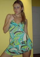 Молодая блондинка вертит перед камерой большой попой 26 фото