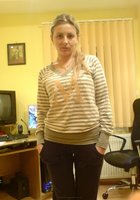 Молодая блондинка вертит перед камерой большой попой 31 фото