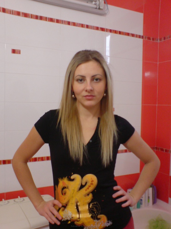 Молодая блондинка вертит перед камерой большой попой 1 фотография