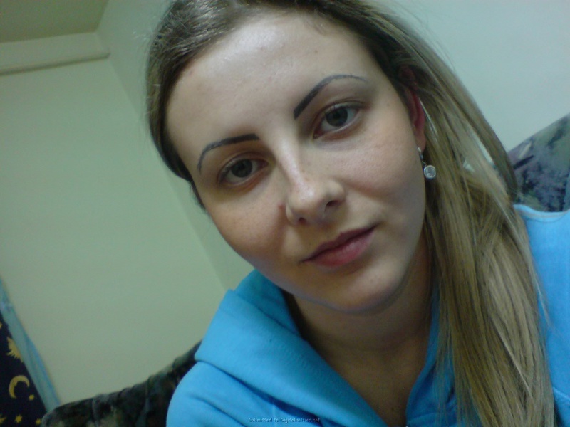 Молодая блондинка вертит перед камерой большой попой 3 фотография