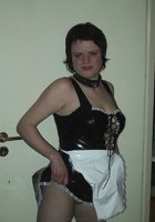 Похотливая женщина в ролевом костюме ублажает двоих мужчин 19 фото