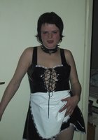 Похотливая женщина в ролевом костюме ублажает двоих мужчин 18 фото