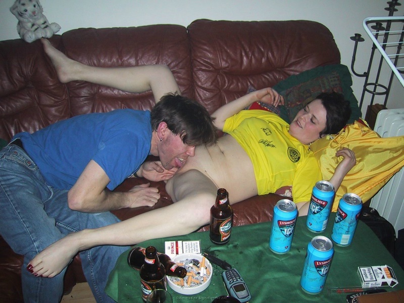 Похотливая женщина в ролевом костюме ублажает двоих мужчин 2 фотография