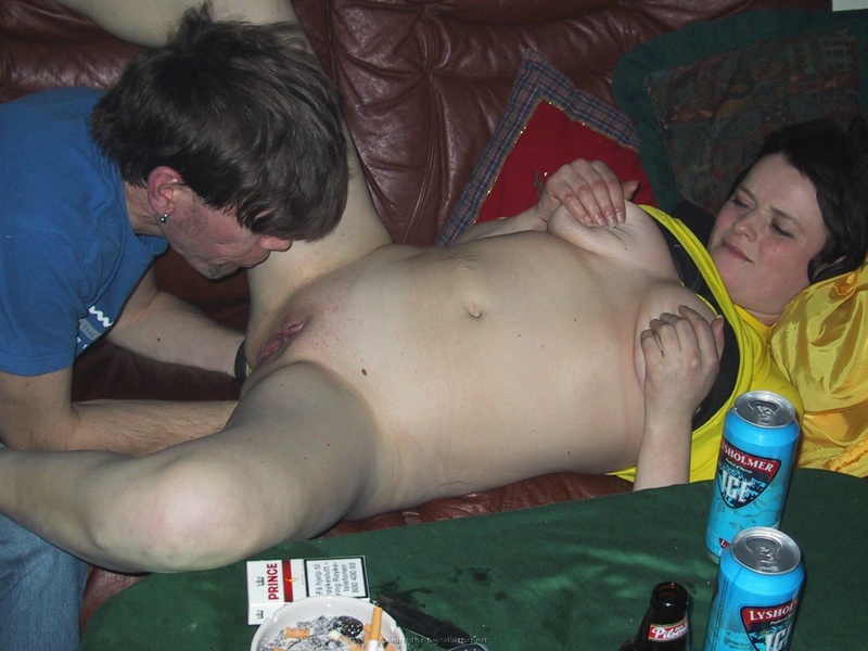 Похотливая женщина в ролевом костюме ублажает двоих мужчин 5 фотография