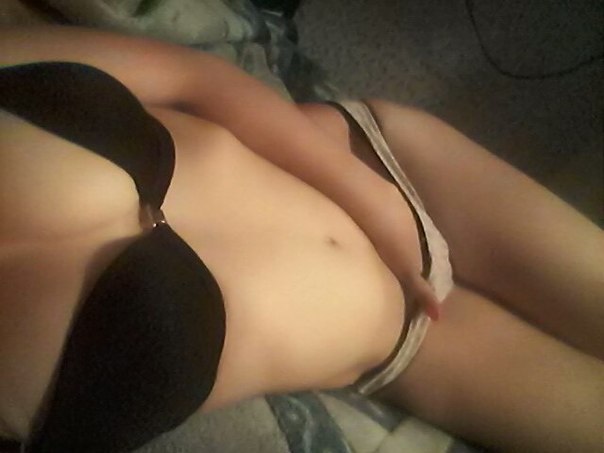 Домашние девушки раздеваются на камеру 7 фотография