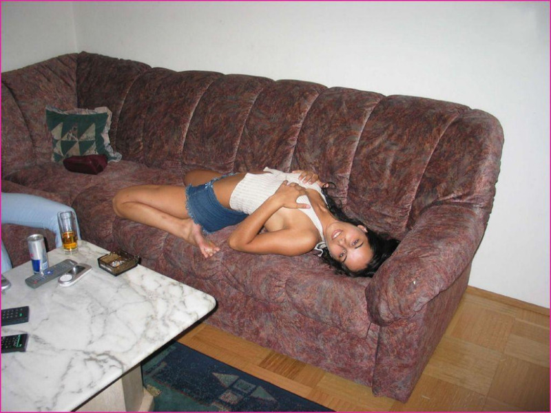 Брюнетка позирует топлесс и занимается сексом 1 фотография