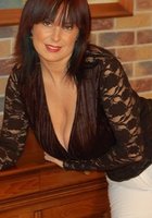 Жены выставили свои попки, лежа на кровати 26 фото