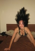 Жены выставили свои попки, лежа на кровати 21 фото