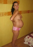 Девушки в красивых купальниках отдыхают на пляже 2 фото