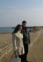 Девушки в красивых купальниках отдыхают на пляже 4 фото