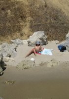 Девушки в красивых купальниках отдыхают на пляже 5 фото