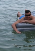 Девушки в красивых купальниках отдыхают на пляже 13 фото