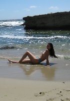 Девушки в красивых купальниках отдыхают на пляже 17 фото