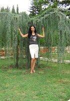 Девушки в красивых купальниках отдыхают на пляже 19 фото