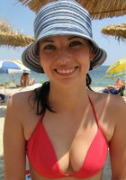 Девушки в красивых купальниках отдыхают на пляже 22 фото