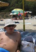 Девушки в красивых купальниках отдыхают на пляже 31 фото