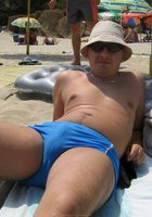 Девушки в красивых купальниках отдыхают на пляже 32 фото