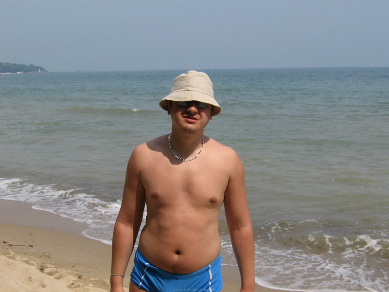 Девушки в красивых купальниках отдыхают на пляже 15 фотография