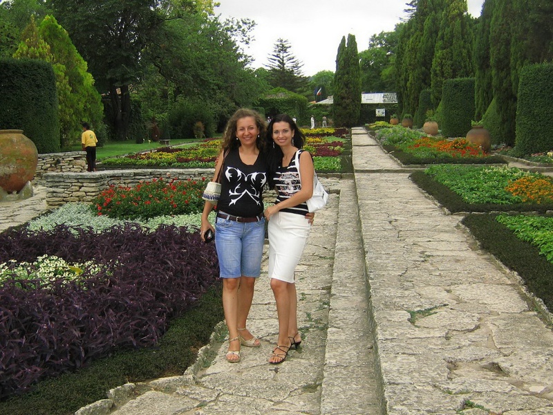 Девушки в красивых купальниках отдыхают на пляже 16 фотография