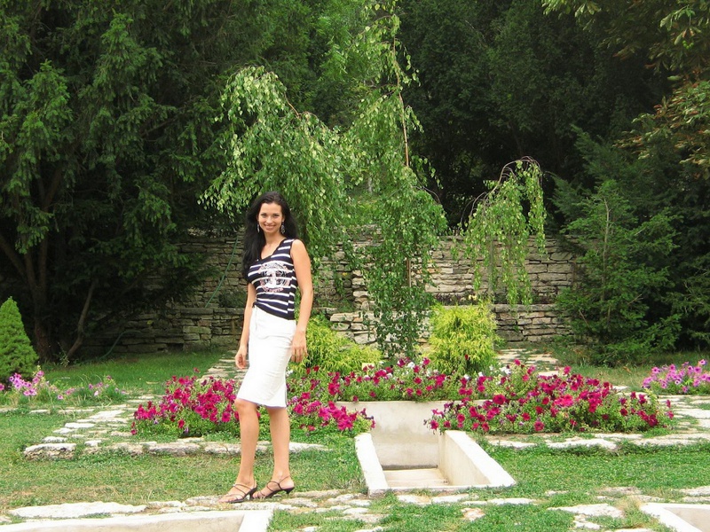 Девушки в красивых купальниках отдыхают на пляже 34 фотография