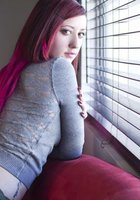 Неформалка с розовыми волосами раздевается у жалюзи 2 фото