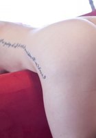 Неформалка с розовыми волосами раздевается у жалюзи 11 фото