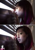 Неформалка с розовыми волосами раздевается у жалюзи 6 фото