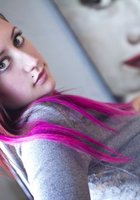 Неформалка с розовыми волосами раздевается у жалюзи 8 фото