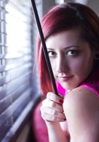 Неформалка с розовыми волосами раздевается у жалюзи 19 фото