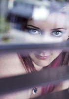 Неформалка с розовыми волосами раздевается у жалюзи 25 фото