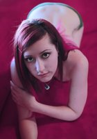 Неформалка с розовыми волосами раздевается у жалюзи 16 фото