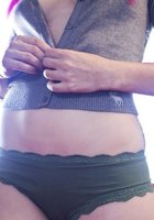 Неформалка с розовыми волосами раздевается у жалюзи 34 фото