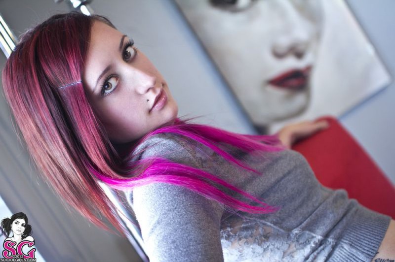 Неформалка с розовыми волосами раздевается у жалюзи 8 фотография