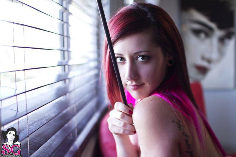 Неформалка с розовыми волосами раздевается у жалюзи 19 фотография