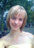 Очаровательная блондинка в красном пеньюаре широко улыбается 1 фото