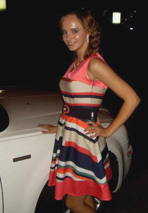 Очаровательная блондинка в красном пеньюаре широко улыбается 6 фотография