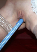 Уборщица вставляет во влагалище ручку от швабры 19 фото