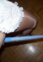 Уборщица вставляет во влагалище ручку от швабры 14 фото