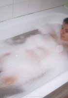 Подруга показывает свои прелести в ванной 17 фото